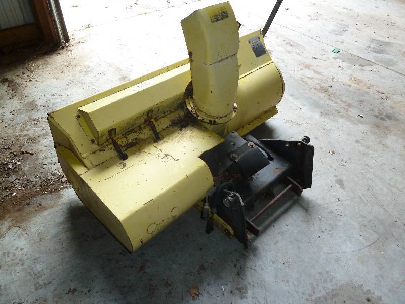 lot 139 image: John Deere Snowblower G050E