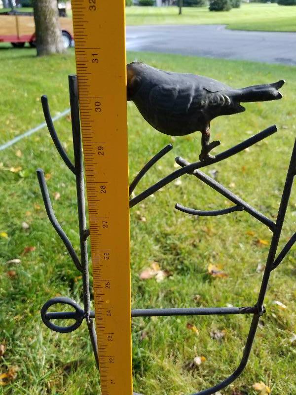 lot 20 image: Yard Art