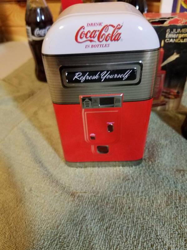 lot 8 image: Coca Cola Memorabilia