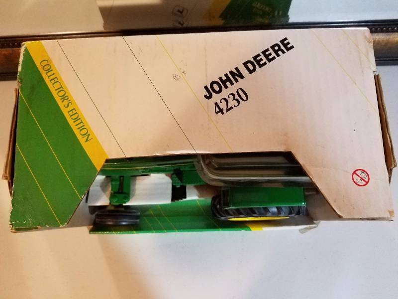lot 4 image: John Deere 4230 Collectible Tractor
