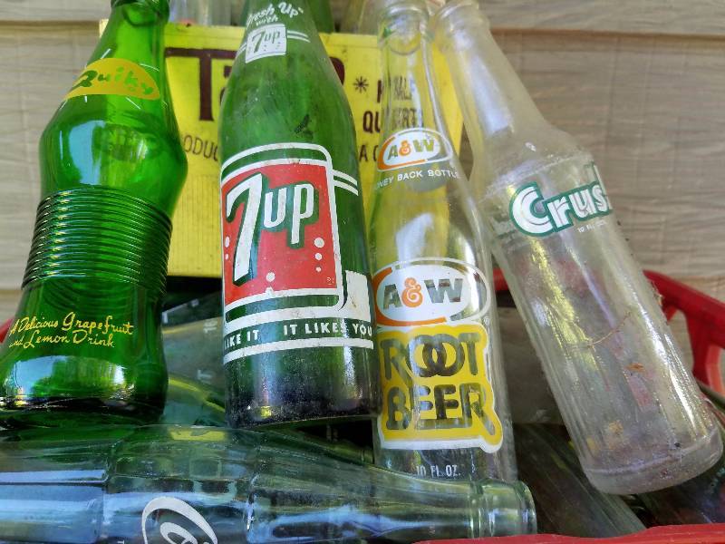 lot 63 image: 7-UP Crate & Collectible Bottles
