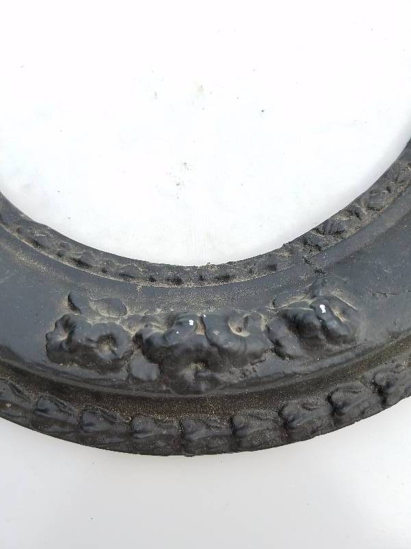 lot 83 image: Vintage Oval Picture Frame