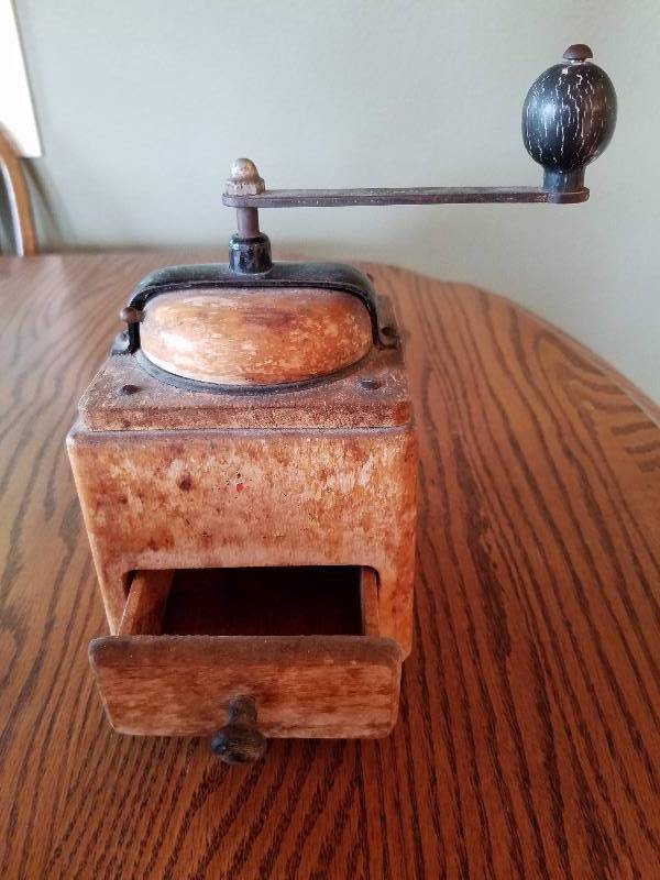 lot 104 image: Vintage Coffee Grinder