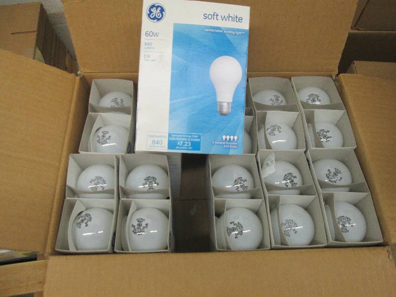 Boxe of 11- 4pks GE Light Bulbs, So...
