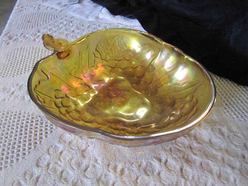lot 2 image: Fruit Bowl Grapes Design 13 x 9.5...