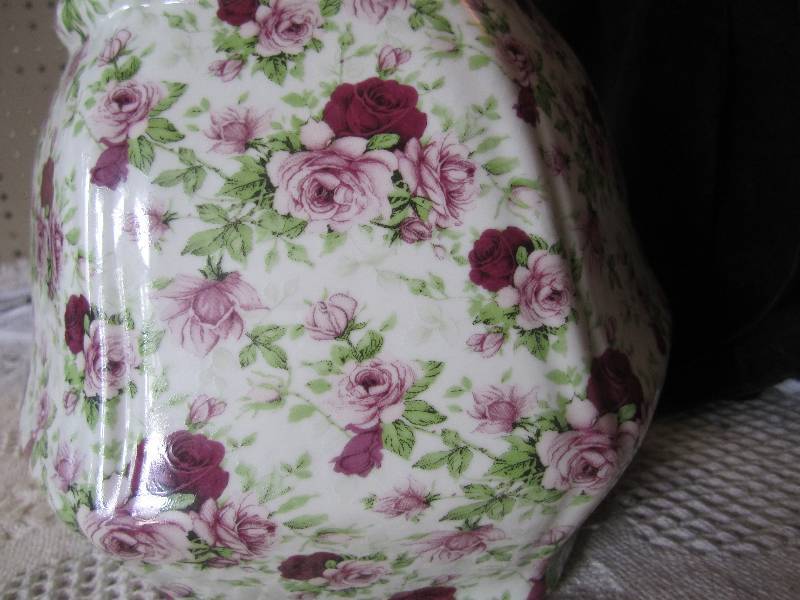 lot 4 image: Ming Jar with Roses 11.5 tall....