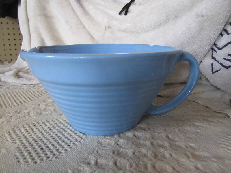 lot 20 image: Ceramic Mixing PitcherBowl 9W x 5...