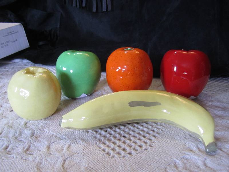 lot 24 image: 5pc Ceramic Fruit...
