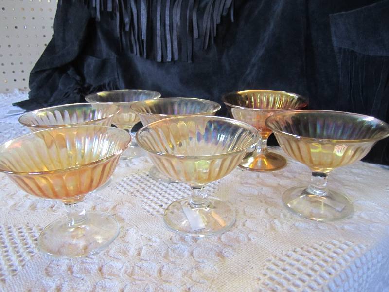 lot 31 image: Lot of 7 Stemed Fenton Glasses 3.5...