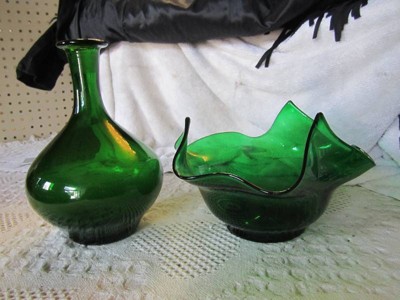 lot 35 image: Green Glass Hand Blown Dish and Gre...