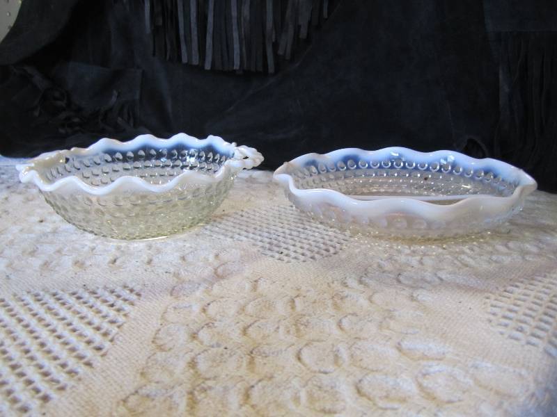 lot 37 image: Fenton Hob Nail Divided Dish and Bo...