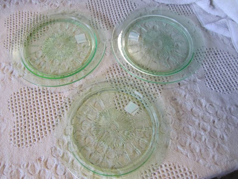 lot 42 image: 3 Daisy Pattern Vasiline Green Glas...