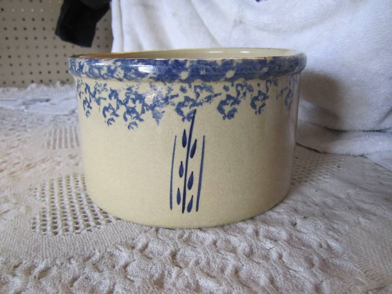 lot 45 image: Roseville Doe Crock 2 qt. ...