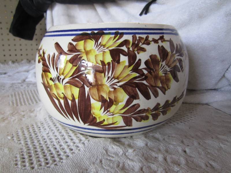 lot 48 image: Glass Flower Pot Mexico 6 high....