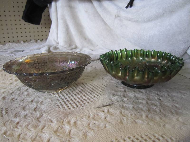 lot 52 image: 2 Fenton Bowls 7.5...