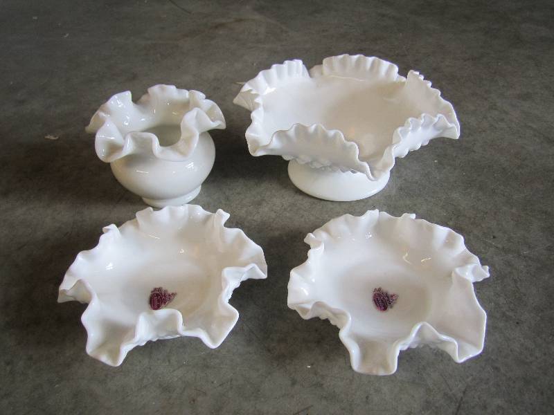 lot 54 image: Lot of 4 Fenton Pieces ...