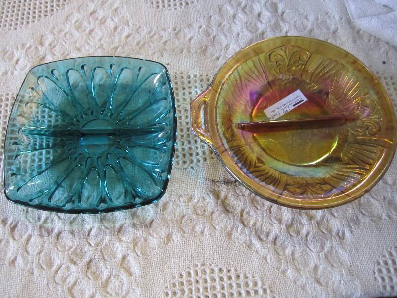 lot 55 image: 2 Dishes with Divider Gold Fenton a...