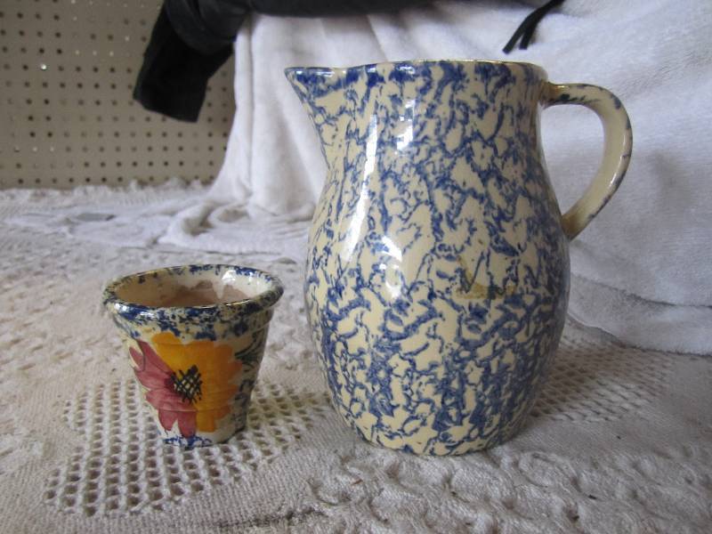 lot 56 image: Roseville 1qt Pitcher and Little Fl...