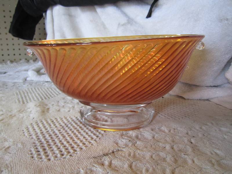 lot 62 image: Fenton Oval Fruit Bowl 10.25 x 8 ...