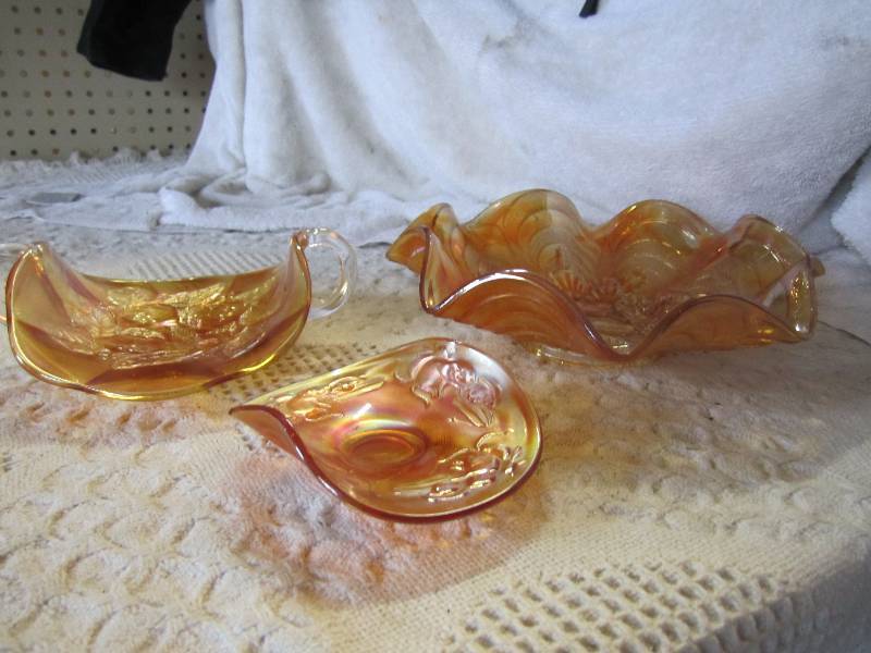 lot 66 image: 3 Fenton Glass Pieces Larger Bowl i...