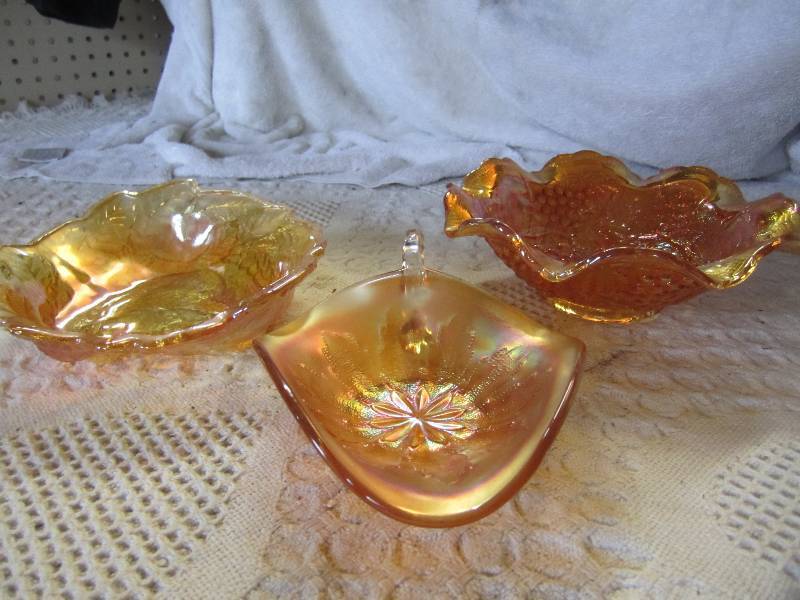 lot 67 image: 3 Fenton Glass Pieces Larger Bowl i...