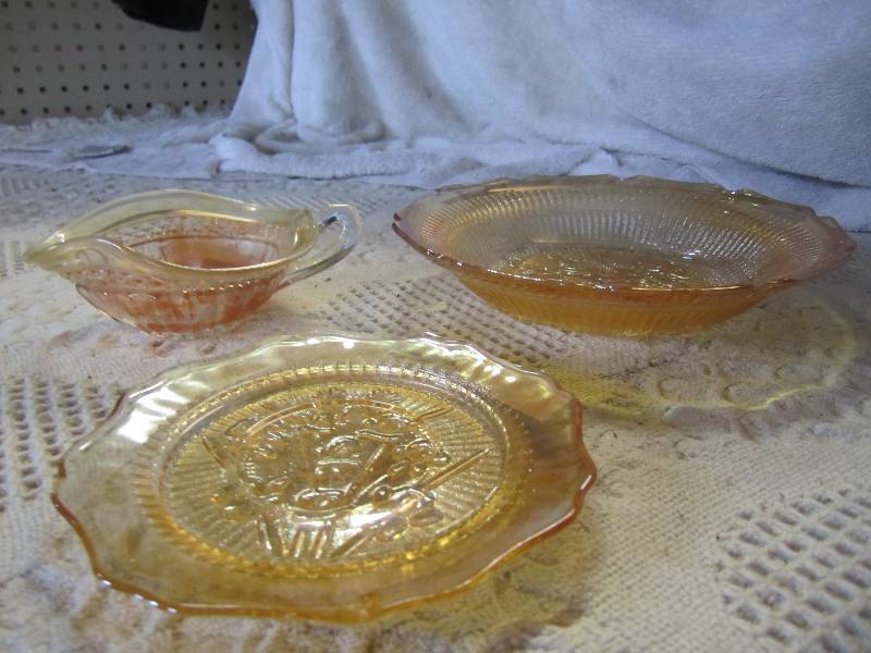 lot 68 image: 3 Fenton Glass Pieces Larger bowl i...