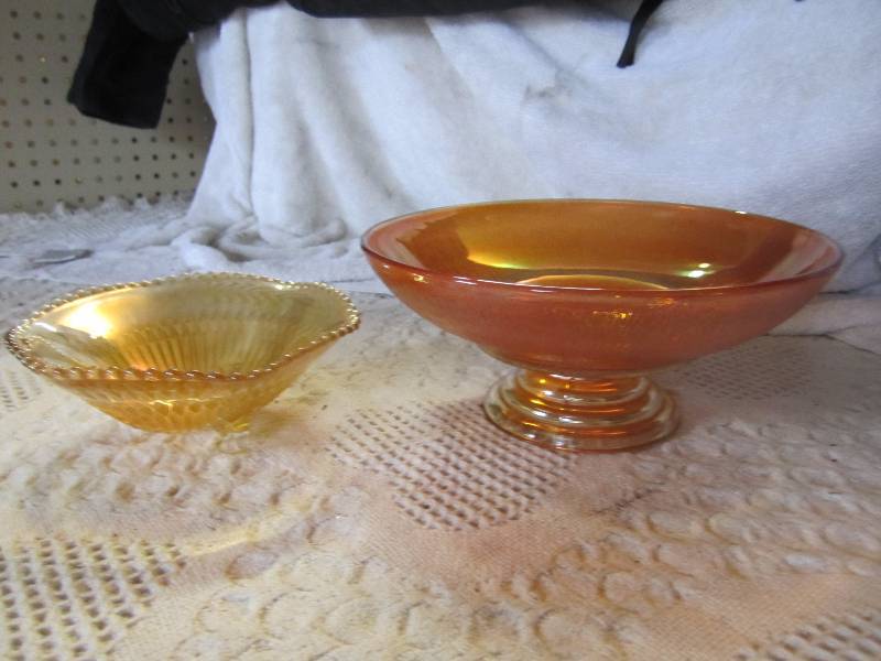 lot 69 image: 2 Fenton Glass Bowls Larger bowl is...