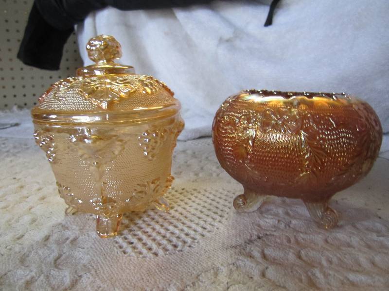 lot 71 image: 2 Fenton Glass Pieces Pc with lid i...