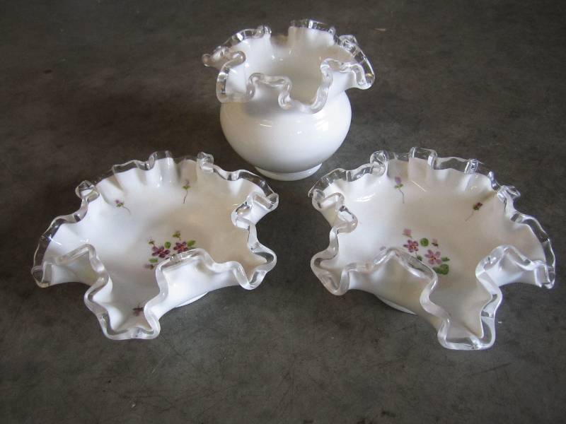 lot 75 image: 3 Fenton Glass Pieces Vase is 4 hi...