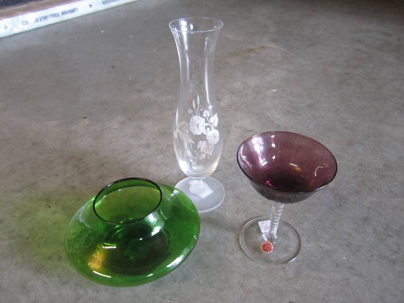 lot 76 image: Sremed Glass Green Rose Bowl and Hu...
