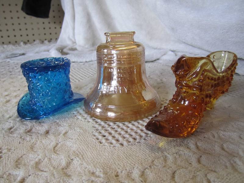lot 77 image: 3 Fenton Glass Pieces Shoe Top Hat ...