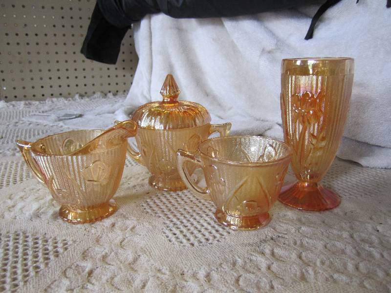 lot 78 image: 4 Fenton Glass Pieces Tallest is 6....