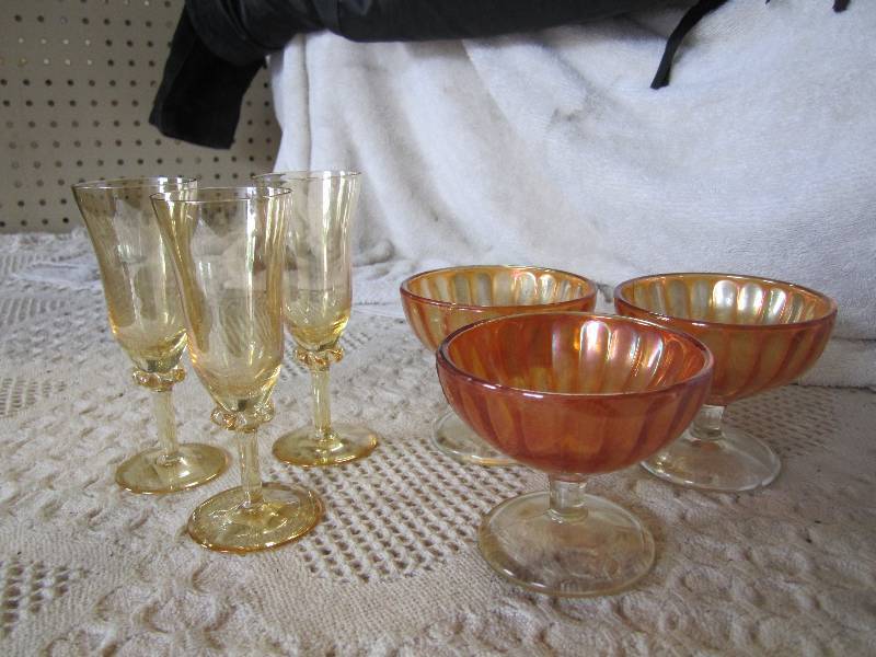 lot 79 image: Lot of 6 Fenton Glass Pieces 3 of e...