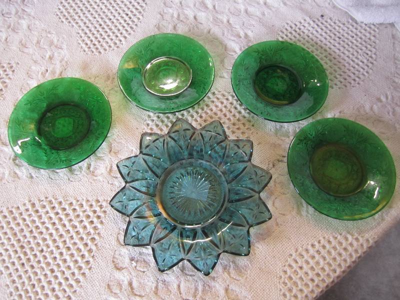 lot 86 image: Carnival Plate 6.5 and 4 Small Pla...