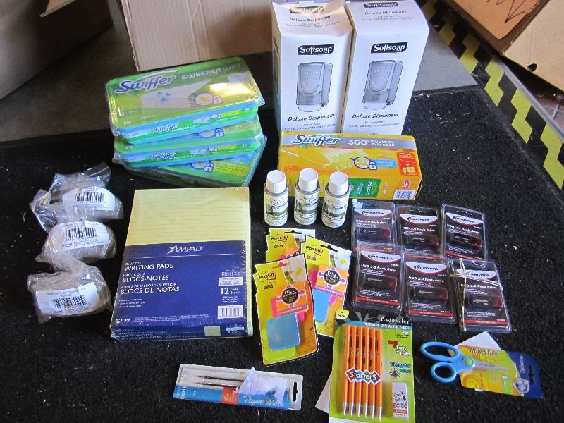 lot 124 image: Lot of Misc Items Swiffer Refills, ...