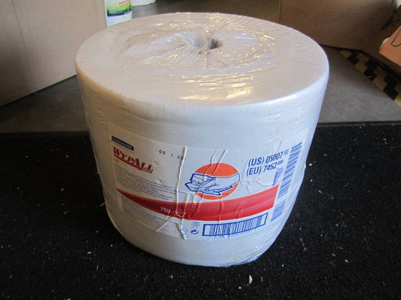 lot 127 image: Wypall L40 Jumbo Roll Wipers Shop T...