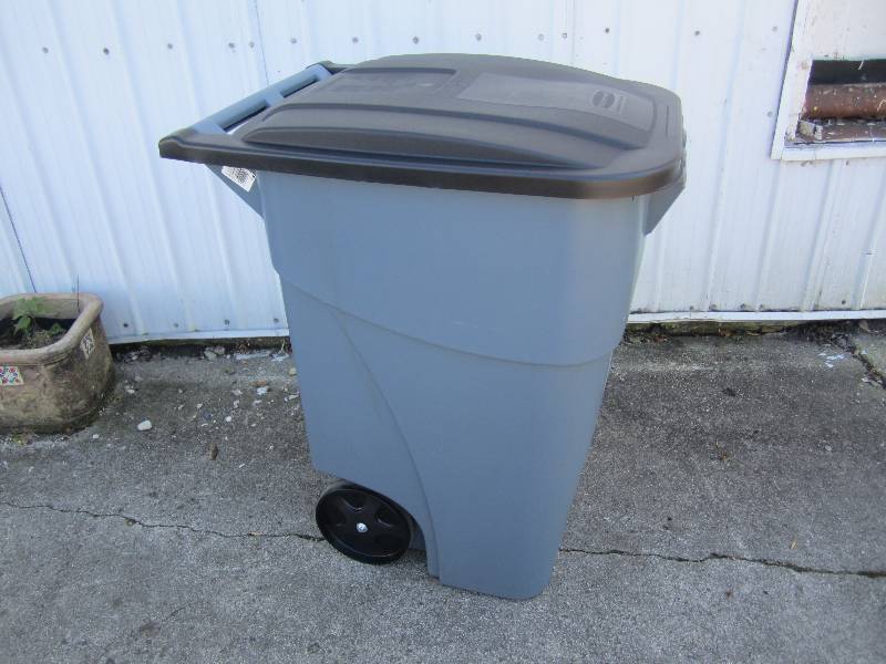 lot 128 image: Rubbermaid Commercial Brute 50 gall...