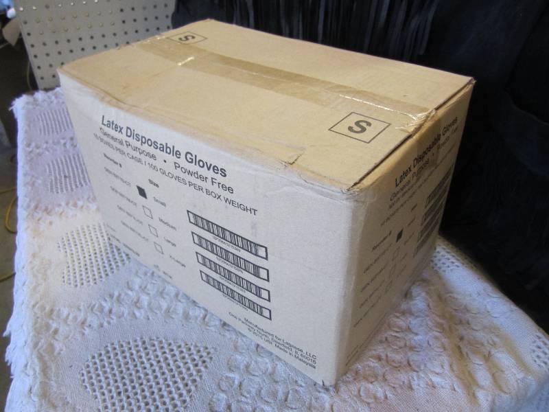 lot 135 image: Case of Latex Disposable Gloves Siz...