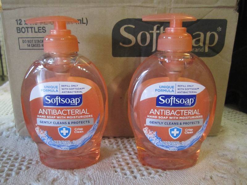 lot 143 image: Case of 12 Softsoap Antibacterial H...