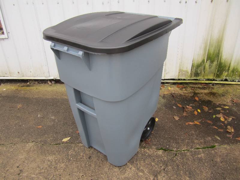 lot 191 image: Rubbermaid Commercial Brute 50 gall...