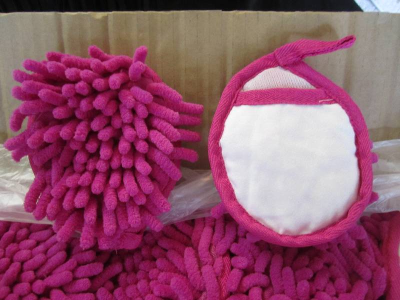 lot 198 image: Case of 200 Pink Frizzy Finger Dust...