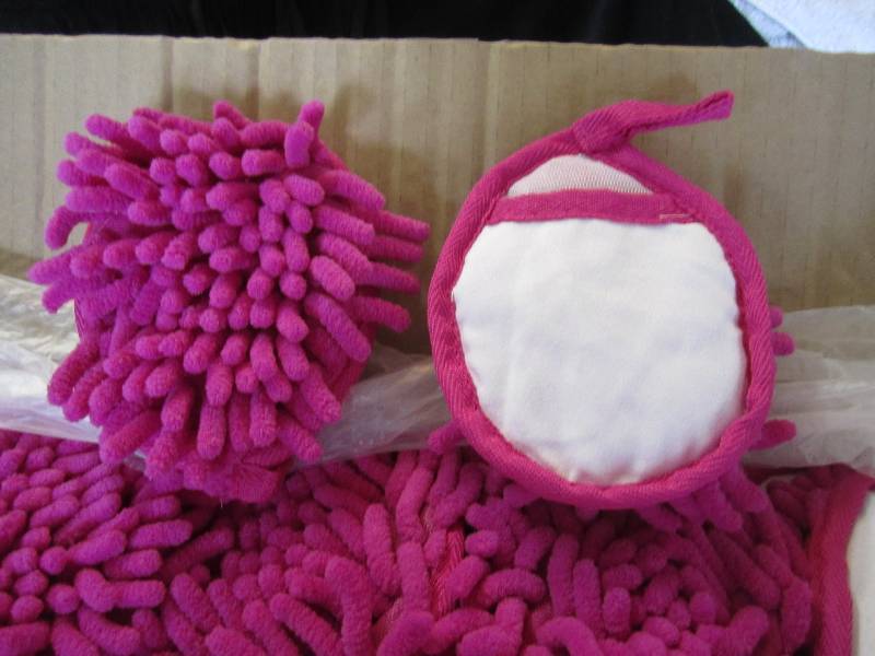 lot 201 image: Case of 200 Pink Frizzy Finger Dust...