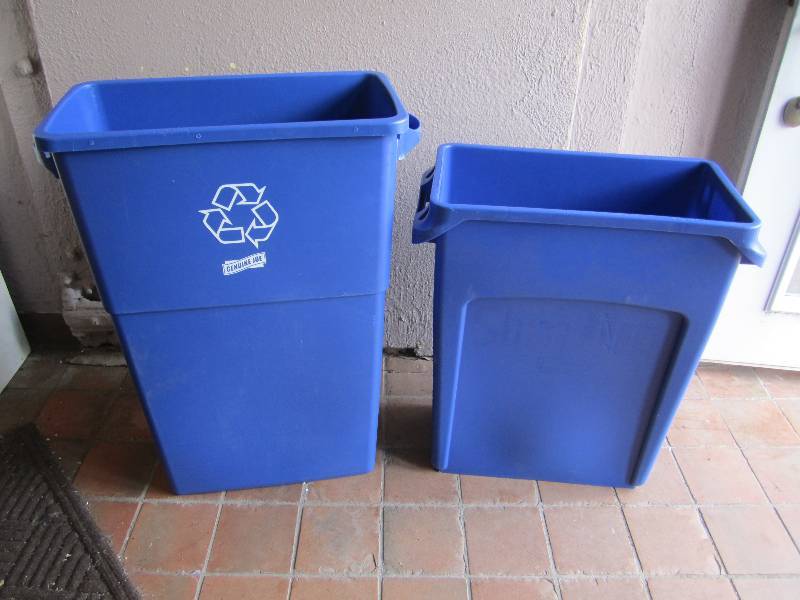 lot 206 image: Genuine Joe 23 Gallon Recycling Bin...