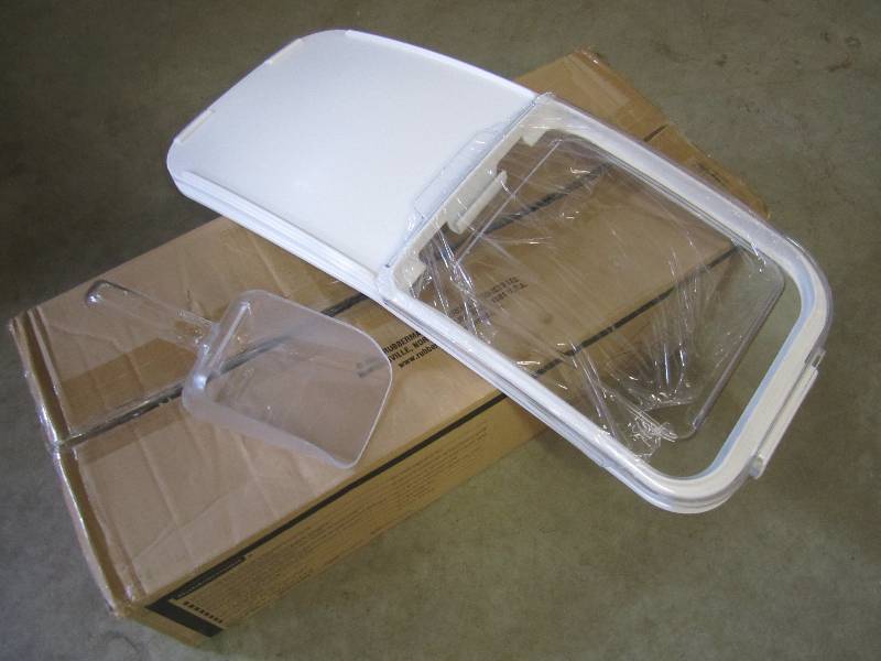 lot 209 image: Rubbermaid Slanted Slide Back Lid w...