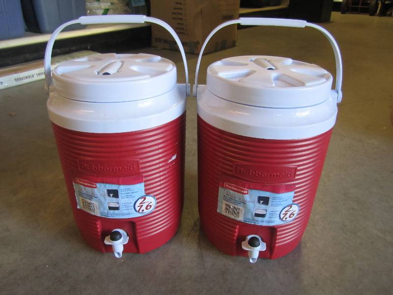 lot 261 image: Lot of 2 Rubbermaid 2 Gallon Water ...