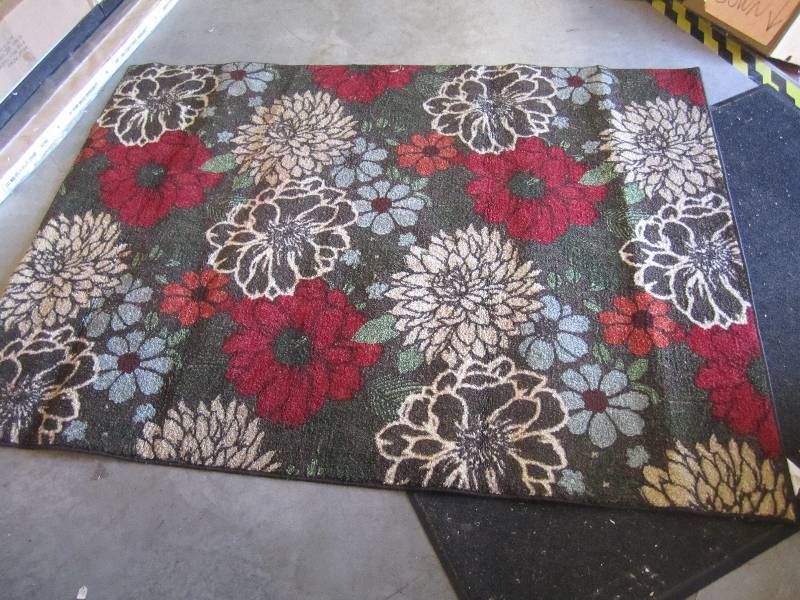 lot 270 image: Area Rug 5 feet x 7 feet....
