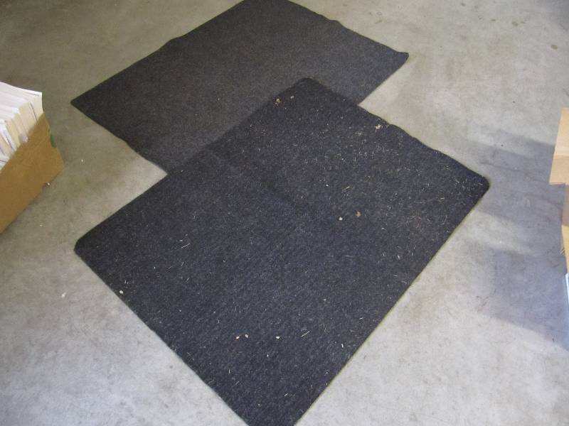 lot 275 image: 2 Throw Rugs Approx. 36 x 48 ...