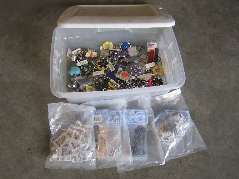 lot 279 image: Lot of Keychains and Magnets in tot...