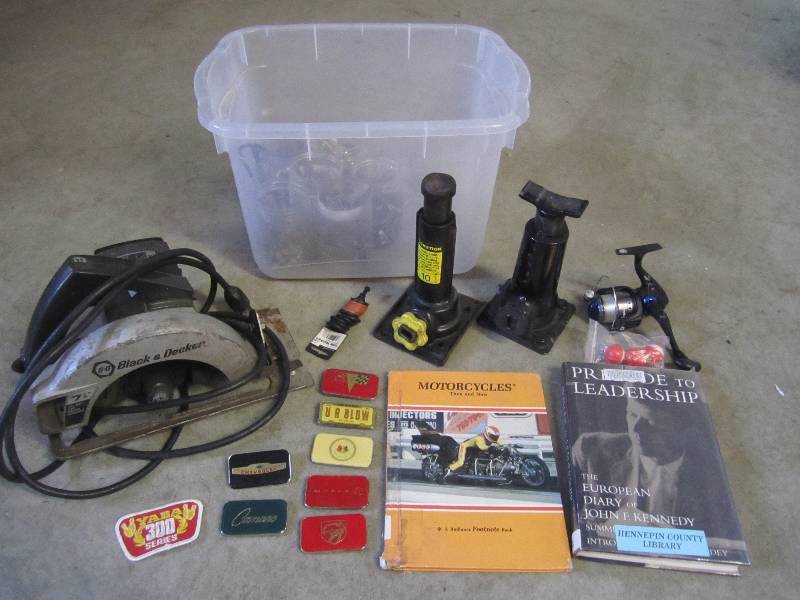 lot 283 image: Lot of Misc Electric Saw (works nee...