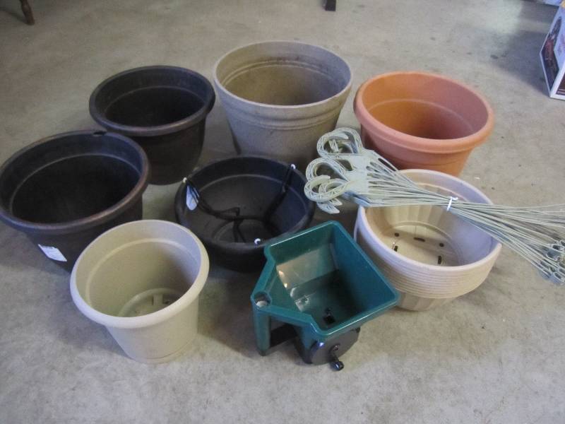lot 285 image: Lot of FlowerPlant Pots Some Hangi...